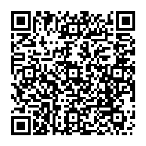看上去跟地痞流氓似的年轻人叼着一根狗尾巴草歪歪斜斜地靠着衙门口的石狮打哈欠二维码生成