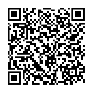 眼神则是在那杯中的茶叶和他手指上的那一枚扳指之间来回移动的二维码生成