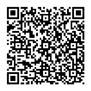 确实是拥有这种华丽到突破天际的败家本事的――一年两亿四千万对他来说确实不算事二维码生成