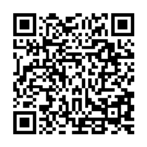 示意他们去她身旁的那张宽阔的可以说的一张大床的矮榻上去坐二维码生成