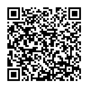 科林上尉和另一名男教师殷勤而绅士的一起和她走在一起说着什么二维码生成