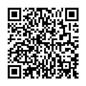 秦宇第一眼看到的便是前面坐在办公桌后面的一位中年男子二维码生成