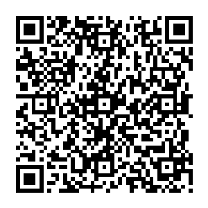 稍微重要的文字甚至大面积采用了烫金工艺――那可是用真正的金箔作的烫金工艺二维码生成