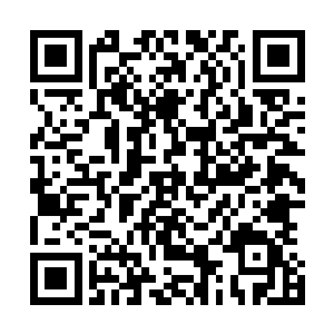 穆根跟着罗南主厨去旁边的衣柜里拿了一套最小号的学徒装二维码生成