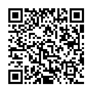 站在一侧走廊眺望着教室里面情况的潘永校长以及各位学校领导二维码生成