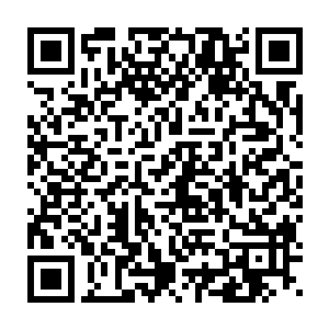 第一个被龙羽击倒在地的服务生冯海身子悄然地后退到了包厢的门口二维码生成