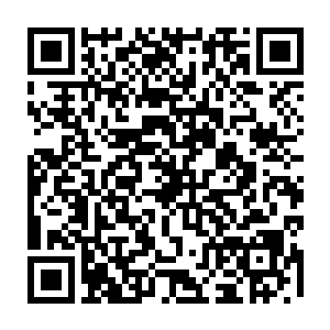 等充当咖啡馆服务生的临时演员为围在一张咖啡桌边的几个人送来新咖啡后二维码生成