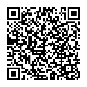 罗纳尔多话刚说出來 那戴墨镜的女子就啪的一声拍了一张钞票在桌子上二维码生成