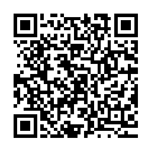 美国著名影评人罗杰－伊伯特在报纸上自己的专栏里发表着看法二维码生成