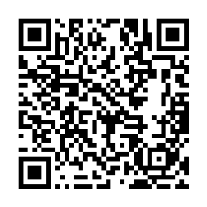 翻开的工具书案例资料电脑……整个桌子几乎已经桌面二维码生成