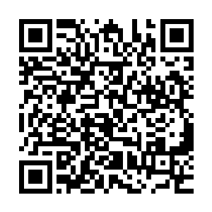 而一直坐在佐藤一郎身边的三口组总顾问藤原伊和则一言不发二维码生成