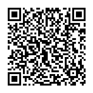 而他超乎寻常的犯罪和大众猎奇又淡漠的围观交织成了一场行为艺术二维码生成