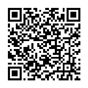 而其实已经有人去撬开了发动机舱去剪断了GPS定位系统的电源二维码生成