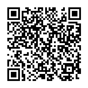 而另一辆黑色赛车的车主已经色迷迷的搂着同样火辣的车模上了车二维码生成