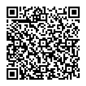 而达伦这时候却是用这些血液唰唰唰在那一张黄色的符纸上画起了谁也看不懂的图案二维码生成