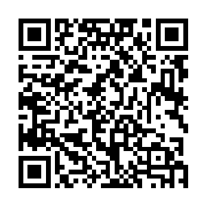 耶律洪才右手握住一柄镶嵌数颗价值连城宝石的精致匕首二维码生成