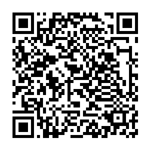自家了俩个小宝贝儿正在一个并在一起的木制小推车上睡的正是香甜二维码生成