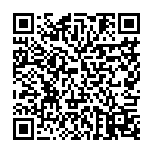 自己在舱下厨房门口身体倚着门框端着一杯咖啡一边喝着一边听着上面两人聊天二维码生成