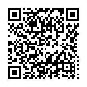 船上的水手和船员们都忙着抢修船只受损的部位和救治伤员二维码生成