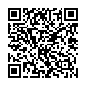 芝安一中的校长钟景华春风满面的拿着话筒走上了主席台二维码生成