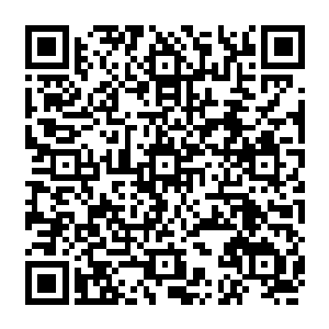 苏凡跟着赵大壮和赵大壮几个手下以及受伤倒在地上的几个保镖一起被送上了警车二维码生成