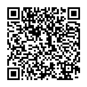 萧易一眼便看到了王青青和一群学生家长们手里拿着报纸聚在一起二维码生成