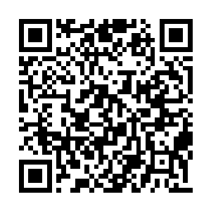 被巨大的帽子衬得格外娇小的尤尼坐在他们中间二维码生成