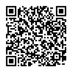 让他立即就将目光投注到了角落里一个沾满了尘土的木头盒子上面二维码生成
