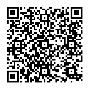记得有一次他上初中的时候和同学去城外的河里游泳被老师给发现了举报到爸妈那里二维码生成