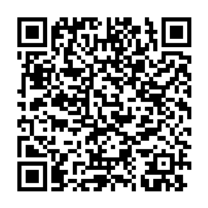 贝海熄了引擎对着凑在一起谈着今夏流行什么的三位富家小姐说道二维码生成