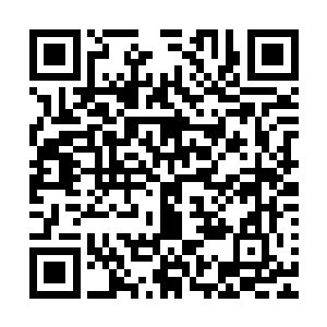 起因只是一个在英国的华侨网民在微博上发了两张顾景的照片二维码生成