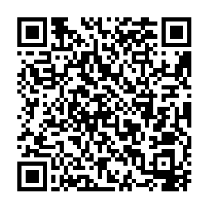 边学道在分隔出来的会议室里跟身在世界各地的下属进行空中电话会议二维码生成