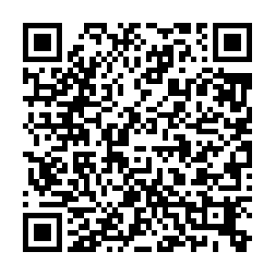 这个刚才表现的那么精明聪慧的男人此刻就俨然是一副吊儿郎当的色狼模样二维码生成