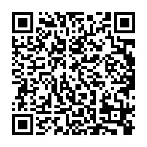 这个时候他正眯缝着眼看着眼前凶神恶煞的护矿队员和他们手里拿的双筒猎枪二维码生成