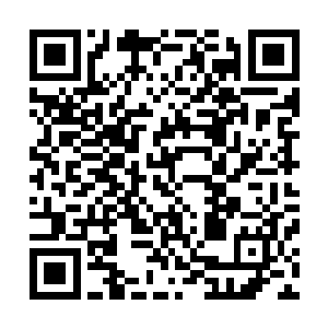 这才一脸随意的拿起桌上的那几张原本留给萧易的白纸和笔二维码生成