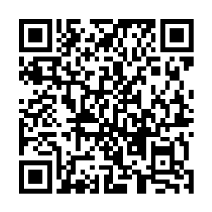 这是刚才我和他握手的时候被他用单纯肌肉力量捏出来的二维码生成