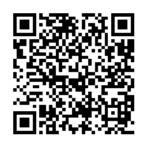 这颗卫星绕着旁边卷福他们呆的那个行星在缓慢的转着二维码生成