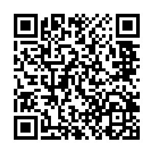 连忙拿出了一张鎏金的神文师公会身份卡片递了过去二维码生成