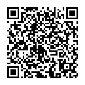 那个人走路的时候磨的脚上的泡破了流出了血水却依旧一声不吭的跟着二维码生成