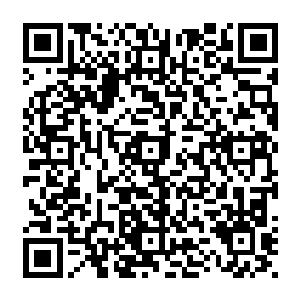 那爬在网兜上执行着危险空中作业的两名飞艇上的艇员刚刚用钢绳和挂钩把滑翔机固定住二维码生成