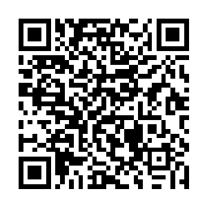 那鲜红的血液已经把他身上的衣服完全完成一片血红二维码生成