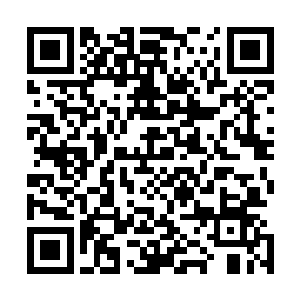 野草青青略有起伏的平原上一条弯弯绕绕的河流如缎带一般二维码生成
