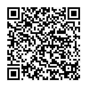 阿达曼也将几件大衣送到了基努・里维斯和雨果维文三个演员的手里二维码生成