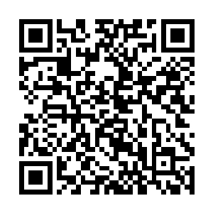 陈旧的木门上还留有过年时张贴福字和对联时的痕迹二维码生成