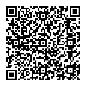 随即就见那原本被那男子随手放在面前几案上的两个酒壶自动飘了一个到陌路离殇面前的几案上二维码生成