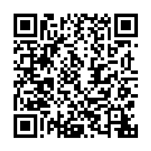 随意的从广场高台上的武器架上抽出一把长剑和一把长刀二维码生成