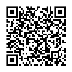 随手抓起桌上的砚台便朝着墨景黎的背后砸了过去二维码生成