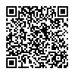 零零散散的行人在道路上不疾不徐地度过属于他们又一个再普通不过的日子二维码生成