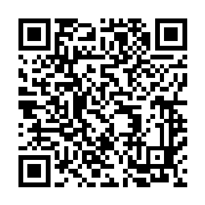 顺便欣赏慕容婷拉着几个姑娘在一边对自己挤眉弄眼的模样二维码生成