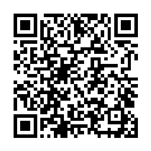 食指和中指凌空对着左手掌心处的五张黄表画着一个符文二维码生成